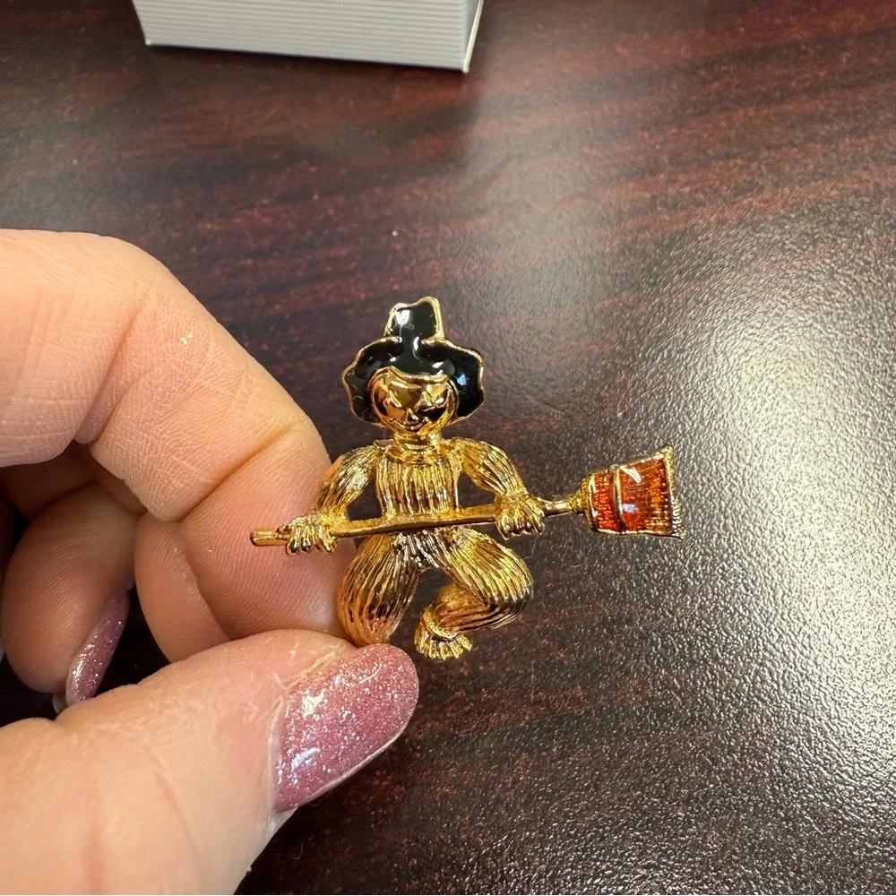 Vintage Avon Gold-Tone Scarecrow Brooch vintage NIB 1992